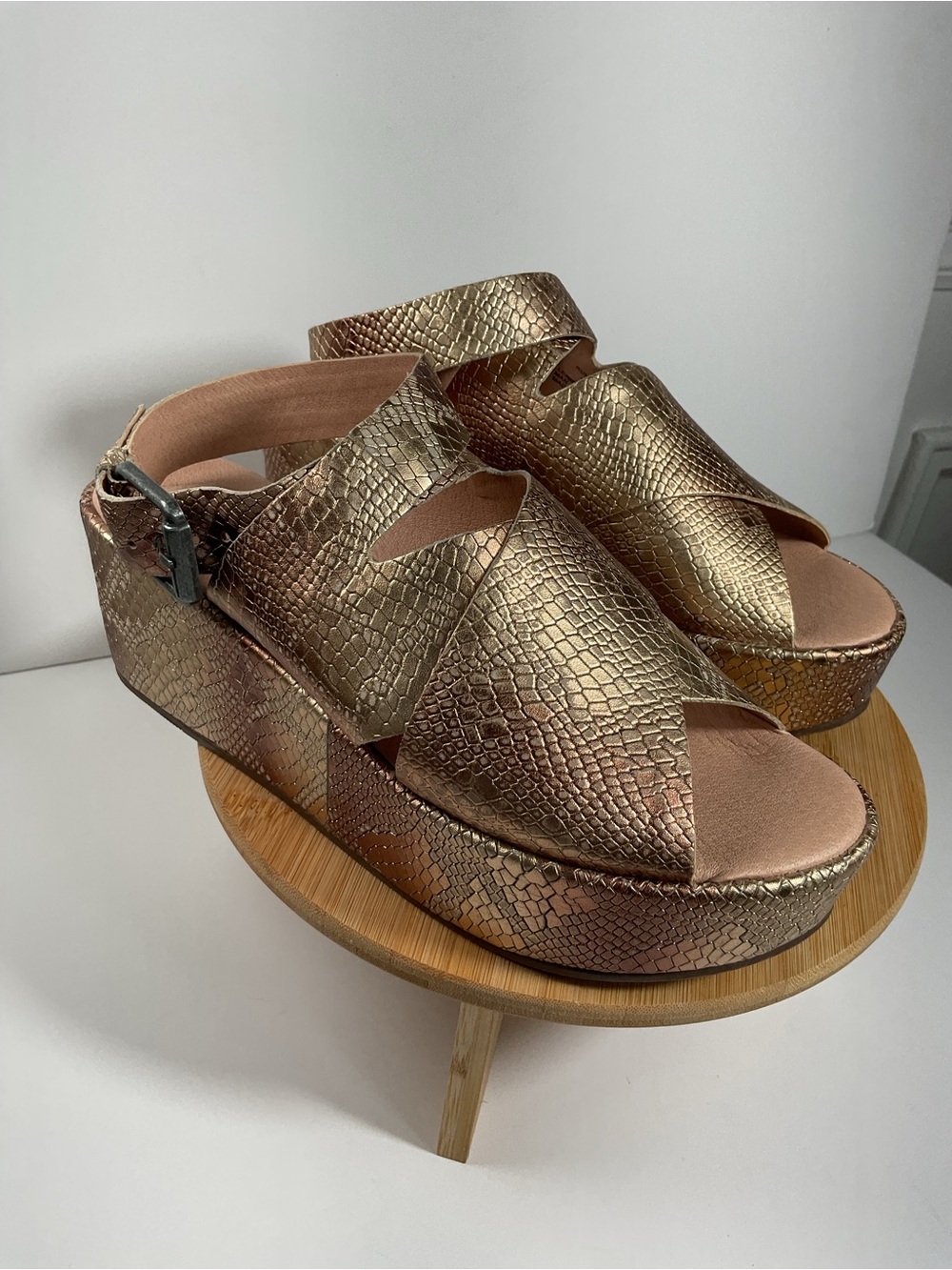 Matisse Womens Metallic Wedge Sandals Gold Bronze Ankle Strap Size 7M